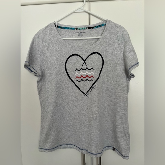 Tommy Hilfiger Tops - Tommy Hilfiger Women's Gray Heart Graphic T-Shirt Sz XL